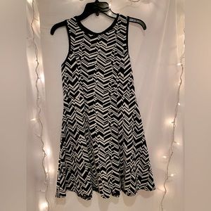 Total Girl - Black & White Patterned Dress!